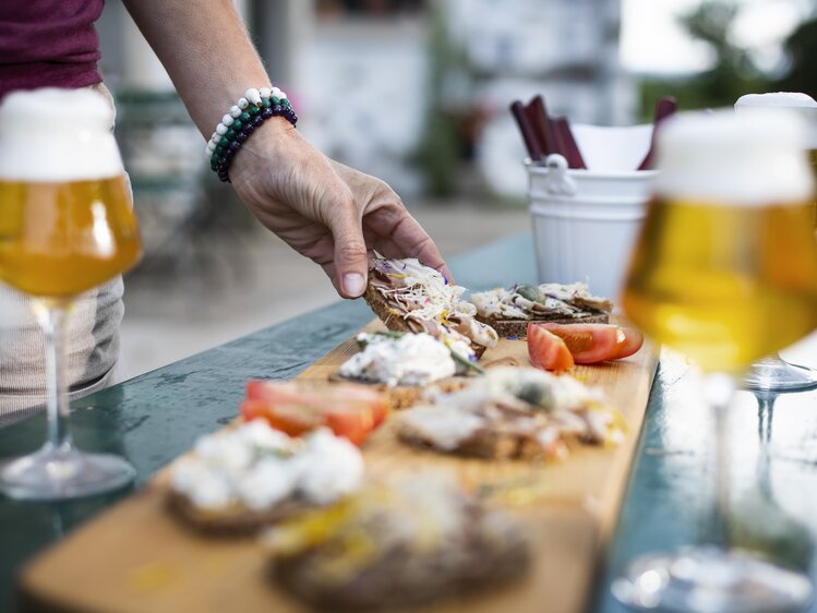 Jausenbrett mit belegten Broten und Bier, Mühlviertel | © Oberösterreich Tourismus GmbH / Robert Josipovic