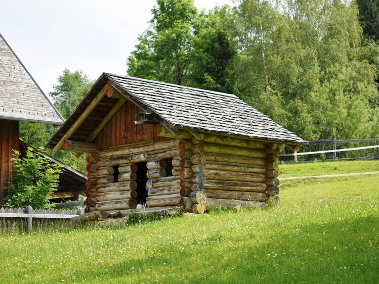 Blockhütte in der Wiese | © Urlaub am Bauernhof Oberösterreich / Harald Puchegger