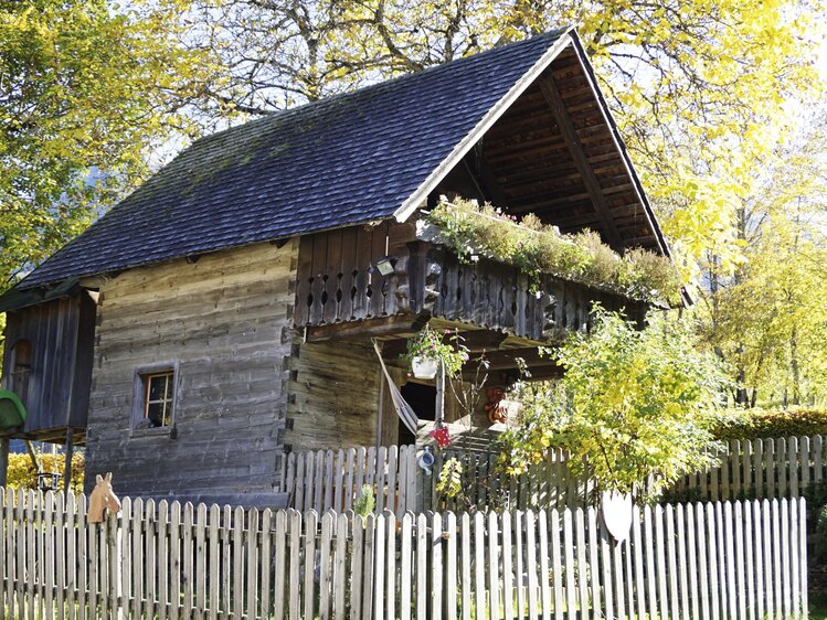 Uriges Ferienhaus aus Holz mit Holzbalkon, Nationalparkregion Kalkalpen | © Urlaub am Bauernhof Oberösterreich / Harald Puchegger