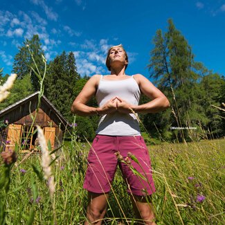 Frau macht Wyda im Almtal, Salzkammergut | © Urlaub am Bauernhof Oberösterreich / Waldness im Almtal