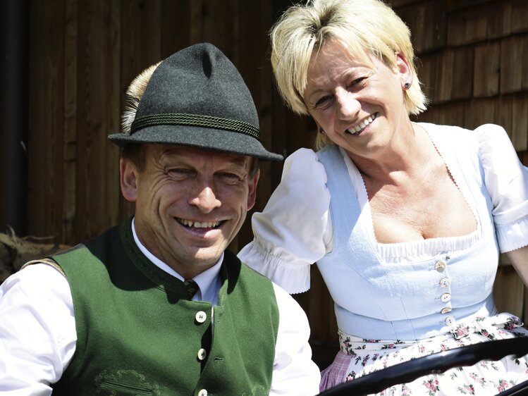 Paar in Tracht und Dirndl im Salzkammergut | © Urlaub am Bauernhof Oberösterreich / Harald Puchegger