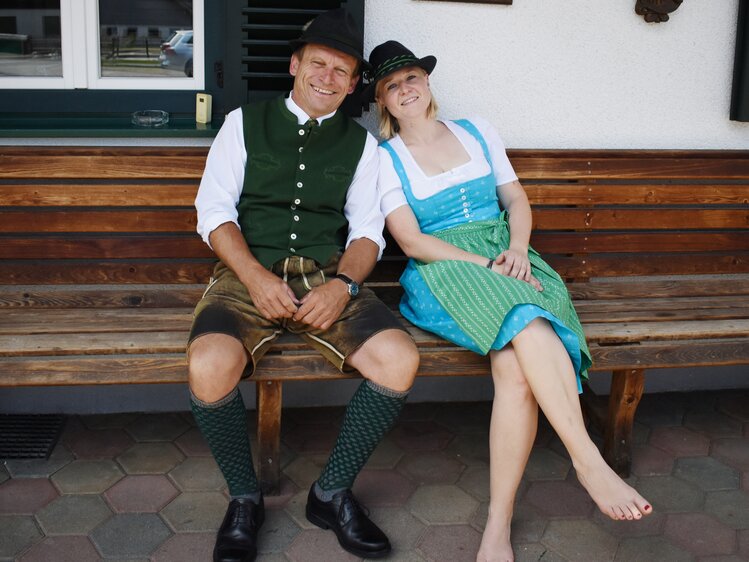 Mann und Frau in Tracht, Lederhose und Dirndl, im Salzkammergut | © Urlaub am Bauernhof Oberösterreich / Harald Puchegger