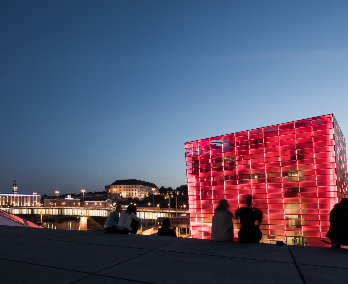 Ars Electronica Center in Linz bei Nacht | © Oberösterreich Tourismus GmbH / Robert Maybach Ars Electronica Center in Linz, rot beleuchtet bei Nacht, Zentralraum | © Oberösterreich Tourismus GmbH / Robert Maybach