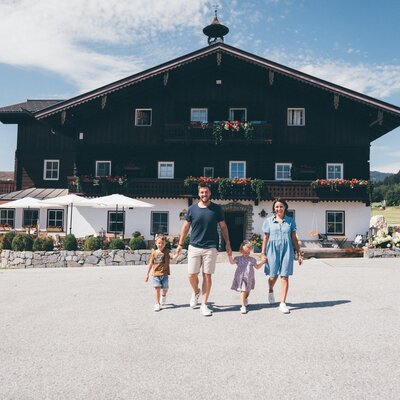 Familie vor Bauernhof | © Urlaub am Bauernhof / Daniel Gollner