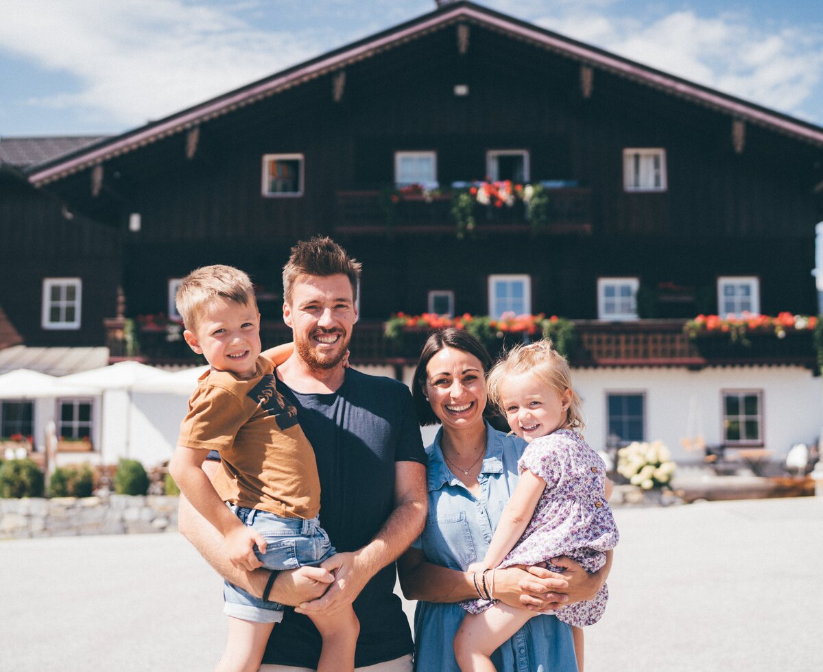 Familie vor Bauernhof | © Urlaub am Bauernhof / Daniel Gollner