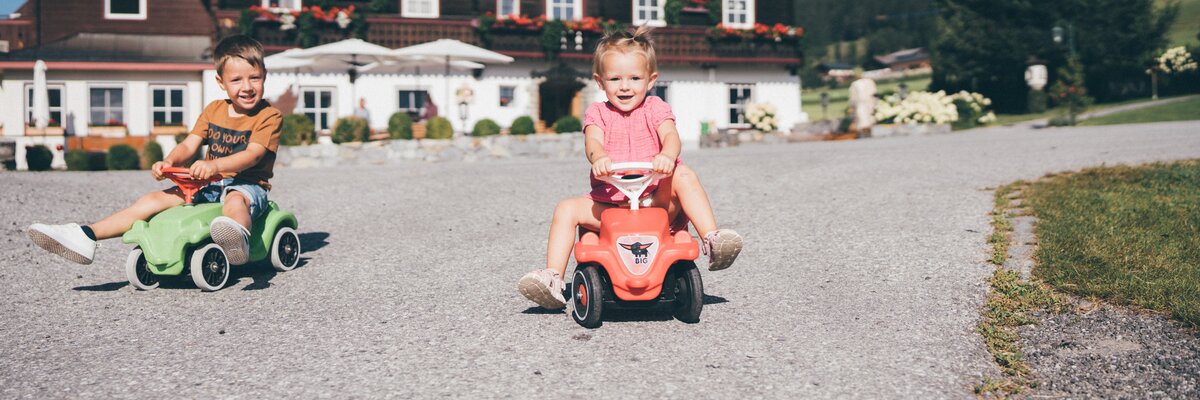 Kinder spielen vor Bauernhaus | © Urlaub am Bauernhof / Daniel Gollner