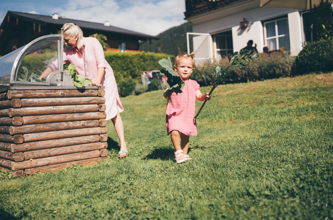 Kind hilft Mama bei Gartenarbeit | © Urlaub am Bauernhof / Daniel Gollner