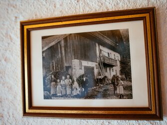 Ein altes Bild hängt an der Wand beim Rußbachbauern in schwarz-weiß | © Daniel Gollner / Urlaub am Bauernhof