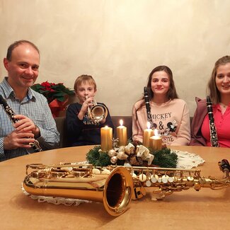 Familie Mayer sitzt mit ihren Musikinstrumenten um den Tisch | © Urlaub am Bauernhof / Mayer