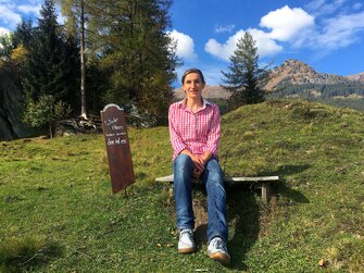 Frau macht Pause beim Wandern in Bad Hofgastein und sitzt auf einer kleinen Bank | © Antje Zimmermann / Urlaub am Bauernhof