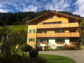 Der Sallerhof im Montafon von außen im Sommer | © Antje Zimmermann / Urlaub am Bauernhof