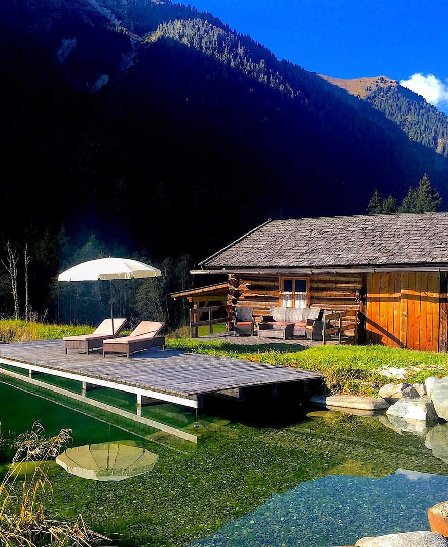 Eine Hütte neben dem Sepplsee am Bastlshof in Tirol | © Antje Zimmermann / Urlaub am Bauernhof