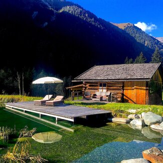 Eine Hütte neben dem Sepplsee am Bastlshof in Tirol | © Antje Zimmermann / Urlaub am Bauernhof