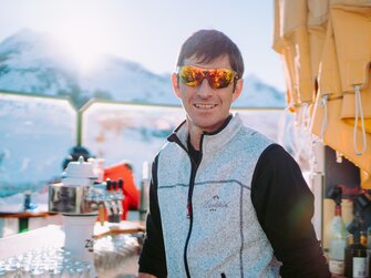 Armin Neurauter hinter der Skibar  | © Urlaub am Bauernhof / Daniel Gollner