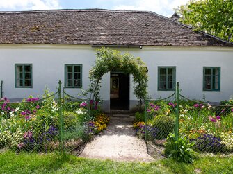 Bürgermeisterhaus mit grauem Sockel im Weinviertler Museumsdorf Niedersulz | © Weinviertler Museumsdorf Niedersulz / Foto: Roman Jandl