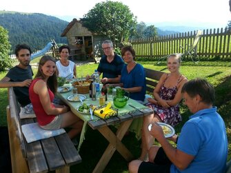 Familie Eller beim Spätzle essen im Garten | © Urlaub am Bauernhof Österreich / Eller