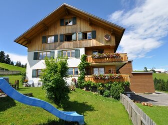 Aussenansicht Hof Gorbachen Vorarlberg | © Urlaub am Bauernhof Österreich / Eller