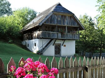 Der Lemischstadel unten vermauert oben aus Holz | © Freilichtmuseum Maria Saal/ Foto: Melitta Tschinder