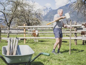 Bauer repariert Zaun  | © Urlaub am Bauernhof / Pascal Baronit