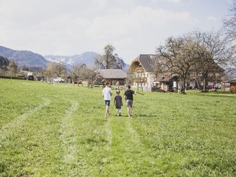 Kinder helfen beim Frühjahrsputz am Bauernhof | © Urlaub am Bauernhof / Pascal Baronit