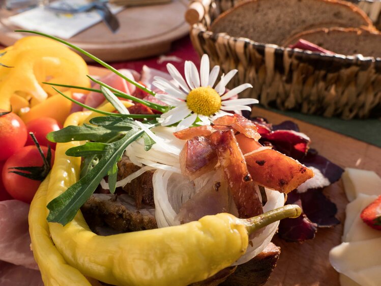 Blogger Gerhard Liebenberger mit Brotzeit aus eigenen Produkten am Singerskogel | © Urlaub am Bauernhof / Gerhard Liebenberger 