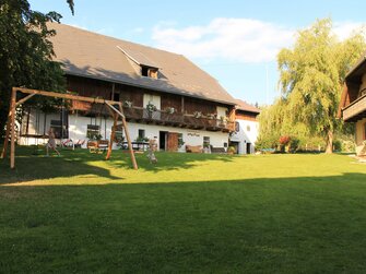 Hofansicht Hönigshof in der Oststeiermark | © Urlaub am Bauernhof Österreich / Gertrude Kerschenbauer 