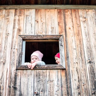 Zwei Mädchen im Holz-Spielturm  | © Urlaub am Bauernhof / Daniel Gollner