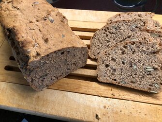 Frisch gebackenes Dinkelbrot aufgeschnitten | © Bettina Schmidt / Urlaub am Bauernhof