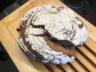 Frisch gebackenes Sauerteigbrot auf Brett | © Bettina Schmidt / Urlaub am Bauernhof