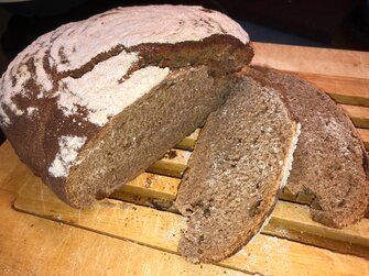 Sauerteigbrot frisch und aufgeschnitten | © Bettina Schmidt / Urlaub am Bauernhof