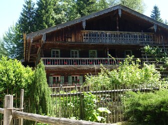 Lohnergütl Aussenansicht durch den Bauerngarten | © Urlaub am Bauernhof Österreich / Markus Lackinger 