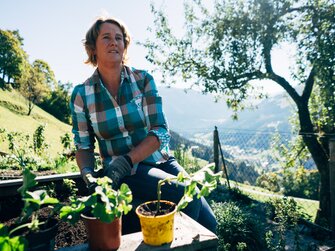 Bäuerin bei der Gartenarbeit am Siedlerhof  | © Urlaub am Bauernhof / Daniel Gollner