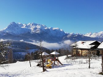 Steinerhof vor Bergpanorama im Winter | © Steinerhof