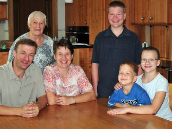 Familie Huber vom Waldbothgut in der Stube | © Urlaub am Bauernhof Österreich / Huber - Waldbothgut