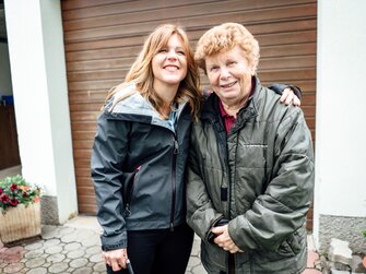 Maria Wendelin mit ihrer Oma  | © Urlaub am Bauernhof / Daniel Gollner