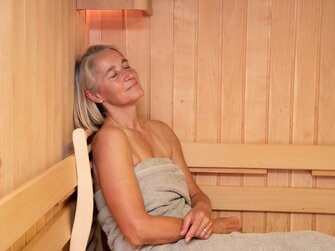 Frau in der Sauna Verwoehnbauernhof Muehlviertel | © Urlaub am Bauernhof / Punkt und Komma