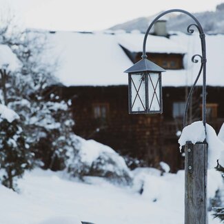 kleine eingeschneite Laterne | © Urlaub am Bauernhof / Pascal Baronit