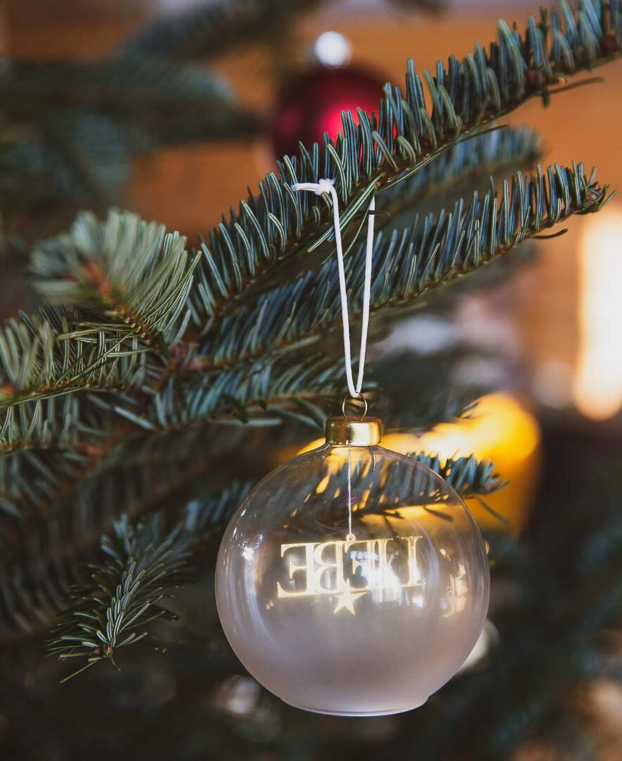 Christbaumkugel auf Christbaum | © Urlaub am Bauernhof / Pascal Baronit