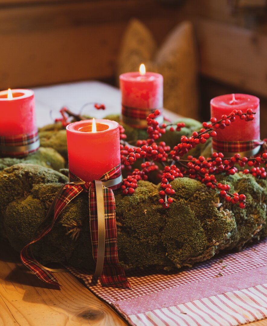 Adventkranz mit drei brennenden Kerzen in einer Bauernstube | © Urlaub am Bauernhof / Pascal Baronit