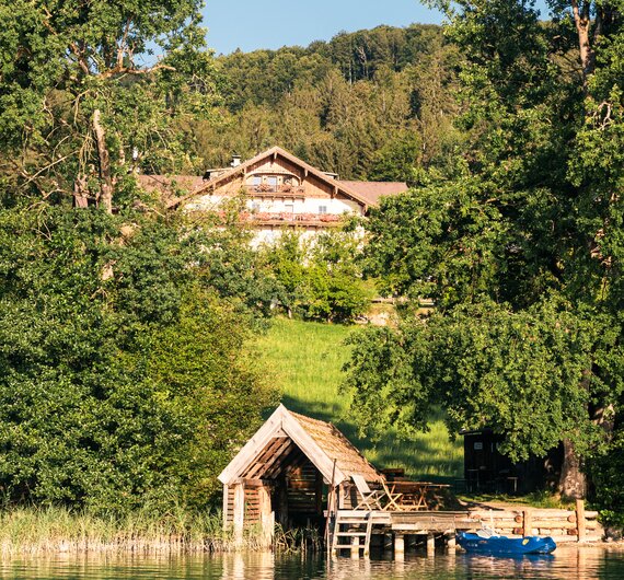 Ein Bootshaus mit Steg am Ufer des Irrsees | © Urlaub am Bauernhof / Punkt und Komma