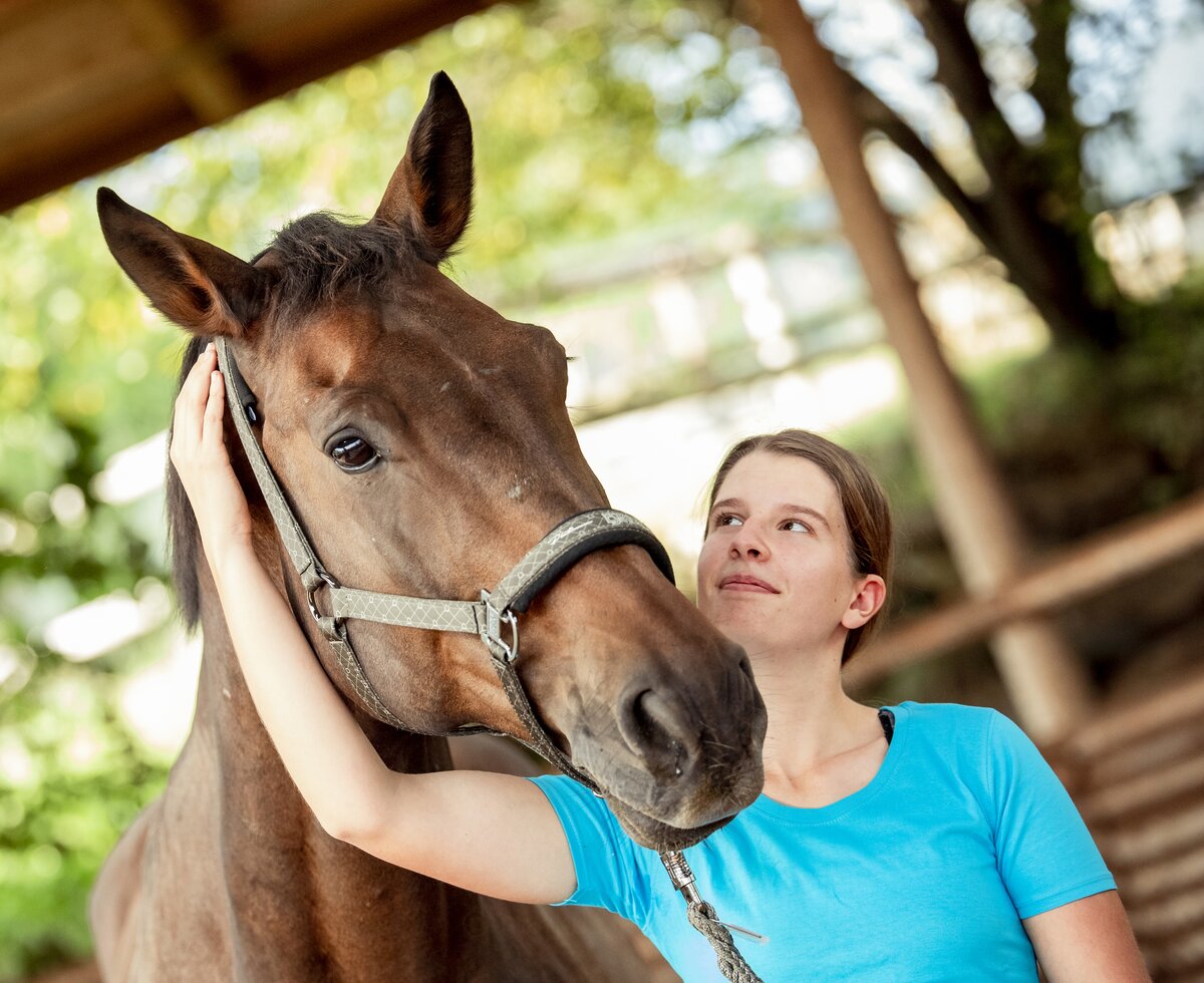 Mädchen mit Pferd am am Pferdehof Stockner auf der Teichalm | © Urlaub am Bauernhof Österreich / Andreas Hofer