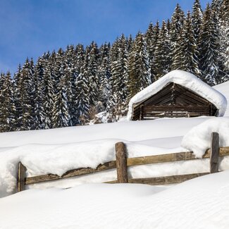 eingeschneiter Heustadel | © Urlaub am Bauernhof / Bernd Suppan