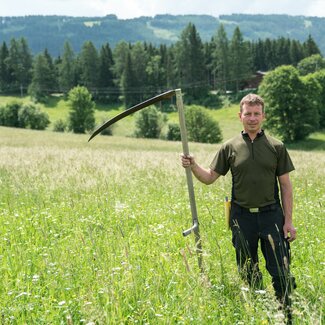 Bauer beim Mähen | © Urlaub am Bauernhof im SalzburgerLand / Matthias Gruber