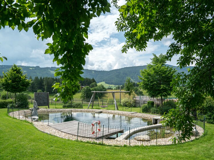 Schwimmteich am Örglwirt's Gut in Mariapfarr | © Urlaub am Bauernhof im SalzburgerLand / Matthias Gruber