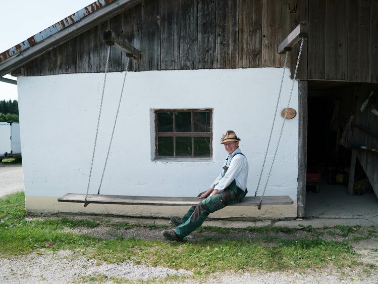 Bauer Hans Greischberger auf der selbstgebauten Schaukel | © Urlaub am Bauernhof im SalzburgerLand / Matthias Gruber