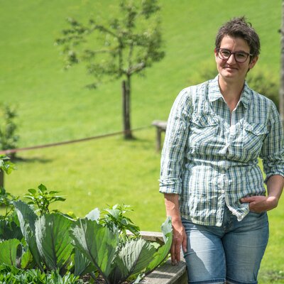 Barbara Lainer im Gemüsegarten | © Urlaub am Bauernhof im SalzburgerLand / Matthias Gruber