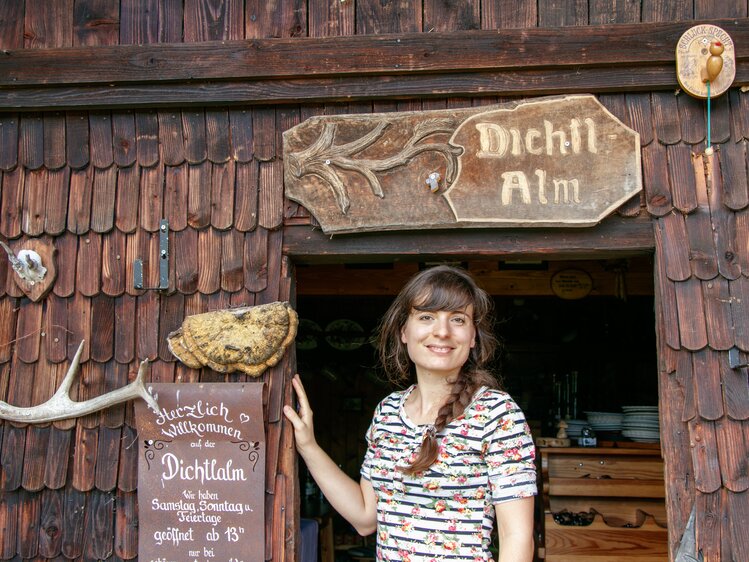 Frau tritt aus der Tür der Dichtlalm in Neumarkt am Wallersee. | © Urlaub am Bauernhof im SalzburgerLand / www.travelpins.at