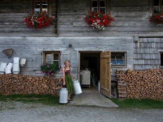 Bäuerin mit Milchkannen, Dientalm, Mühlbach am Hochkönig, Salzburger Land | © Dientalm / Matthias Gruber