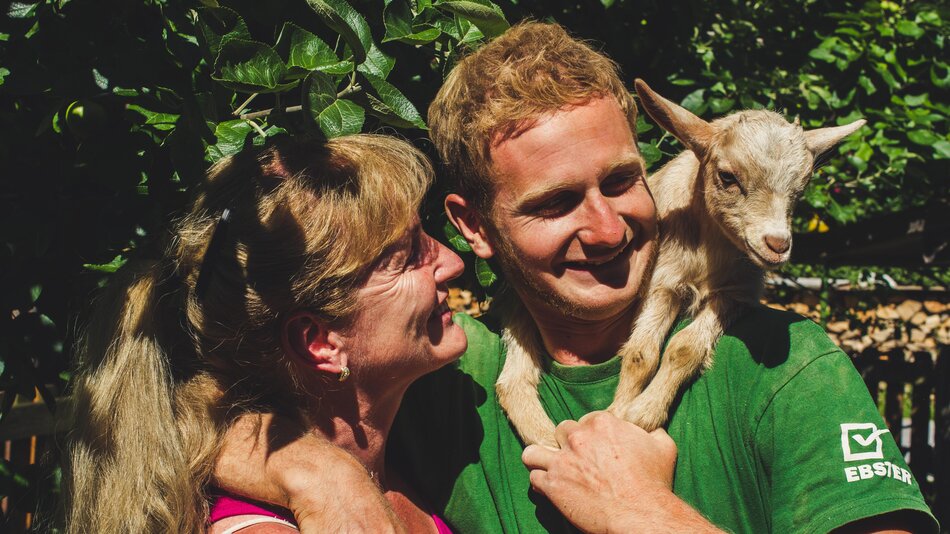 Familie Mayrhofer mit kleiner Ziege, Ferienbauernhof Arnoldgut in Radstadt, Salzburger Sportwelt | © Urlaub am Bauernhof Salzburger Land / Matthias Gruber