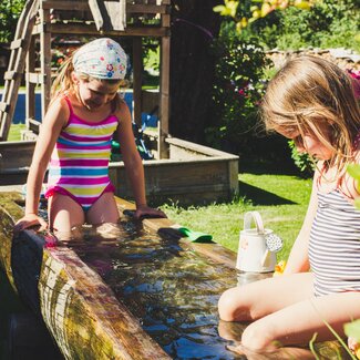 Mädchen spielen im Brunnen, Sommer, Ferienbauernhof Arnoldgut in Radstadt, Salzburger Sportwelt | © Urlaub am Bauernhof Salzburger Land / Matthias Gruber